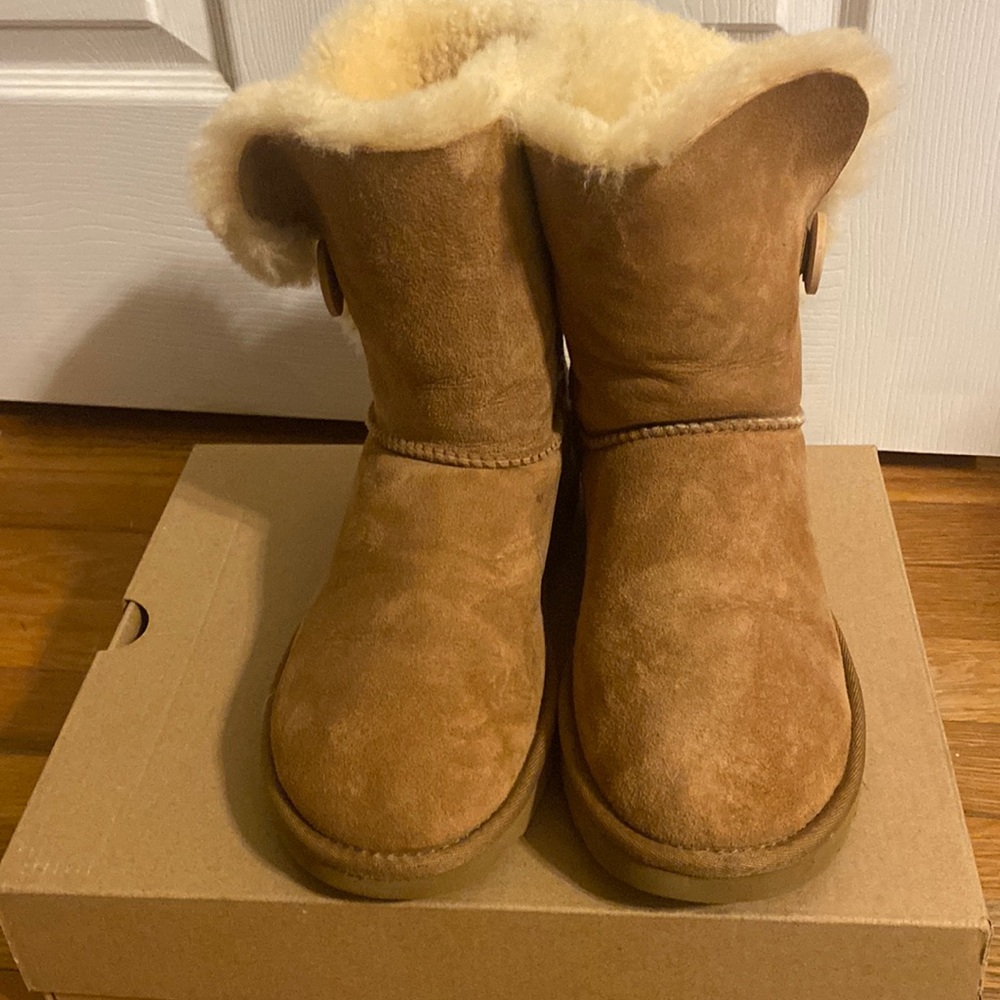 Ugg mini Bailey button